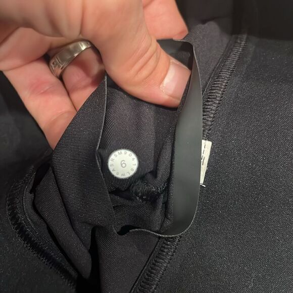 Lululemon To The Beat Crop black size 6 in EUC reflective soulcycle lululemon - Picture 8 of 11